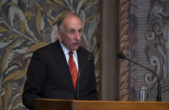 Senator Schouwenaar (VVD) in 2019 tijdens een debat in de Eerste Kamer 