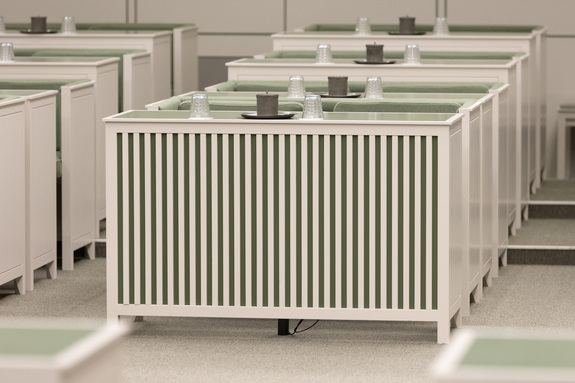 De bankjes van de Eerste Kamerleden