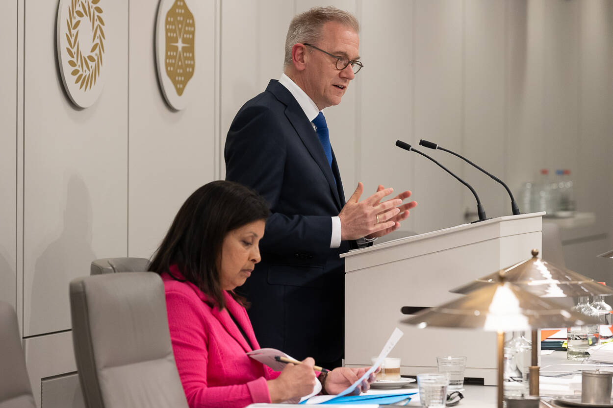 Minister Bruins tijdens het debat op 25 maart 2025