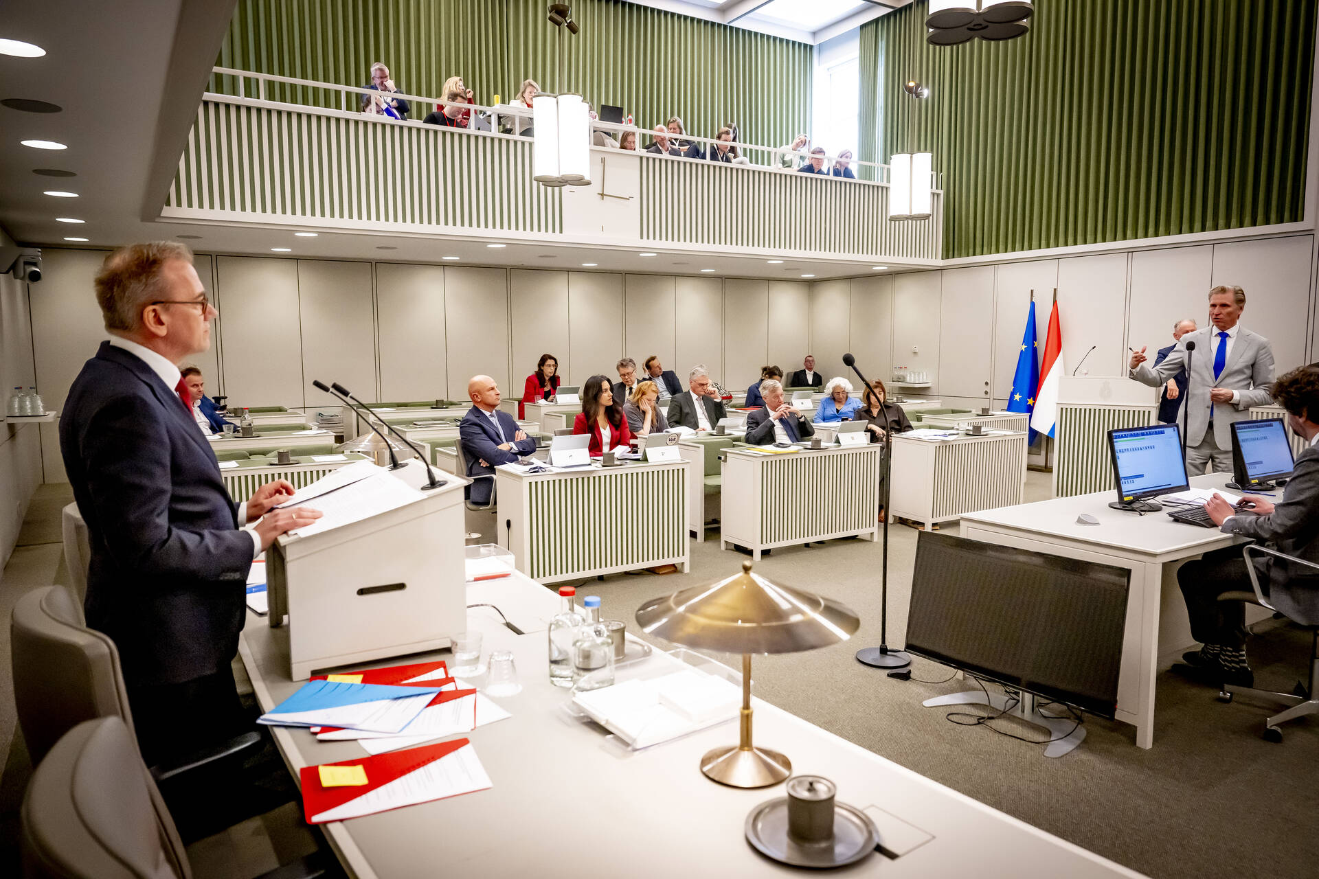 Minister Bruins spreekt tijdens het debat op 1 april 2025
