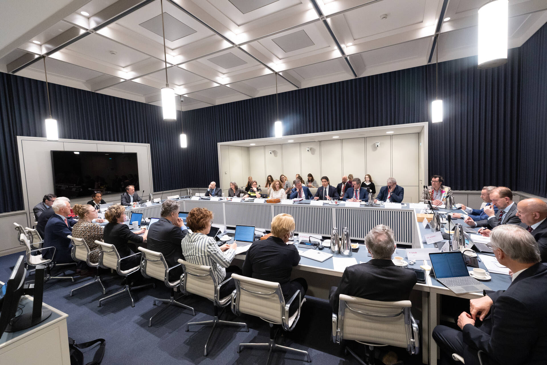 Leden van de commissie Justitie en Veiligheid in gesprek met deskundigen over de rechtsstaat.