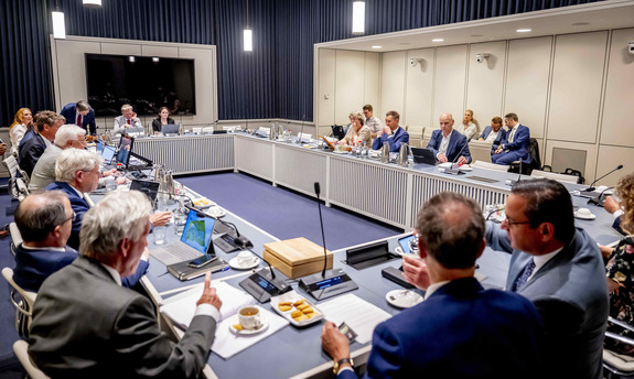 Leden van de commissie voor Financiën in gesprek met minister Heinen