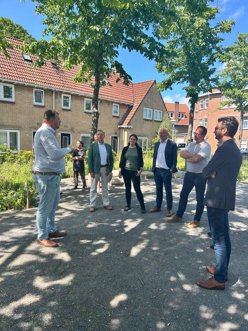 De delegatie in gesprek met deskundigen