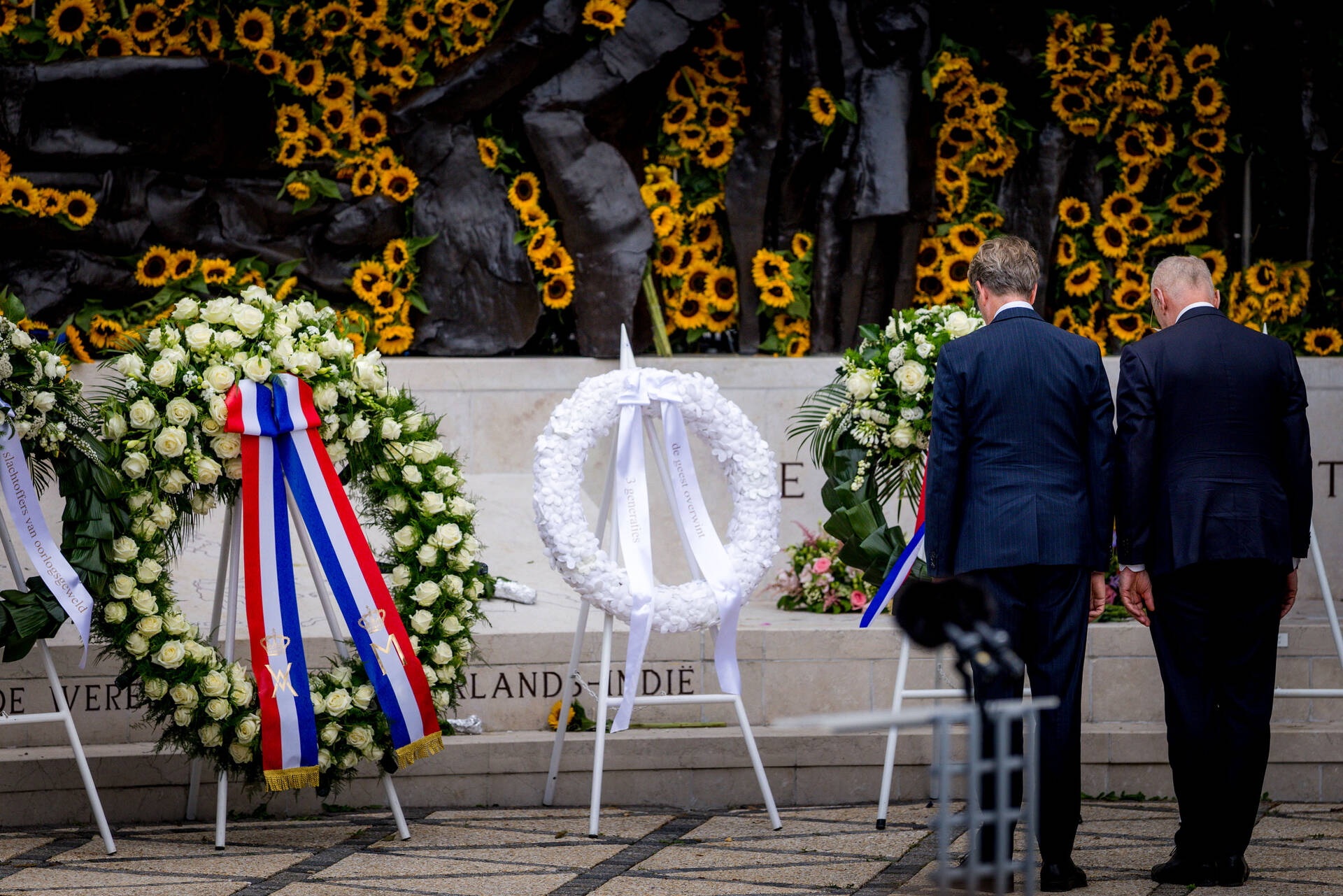 Voorzitters Eerste en Tweede Kamer leggen een krans bij het Indisch Monument