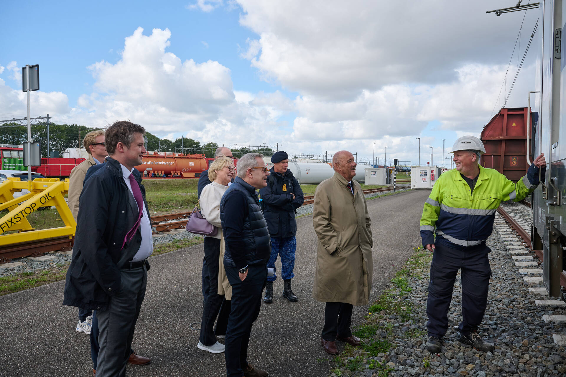 Leden van de commissie Buitenlandse Zaken, Defensie en Ontwikkelingshulp op bezoek bij het Defensie Ondersteuningscommando