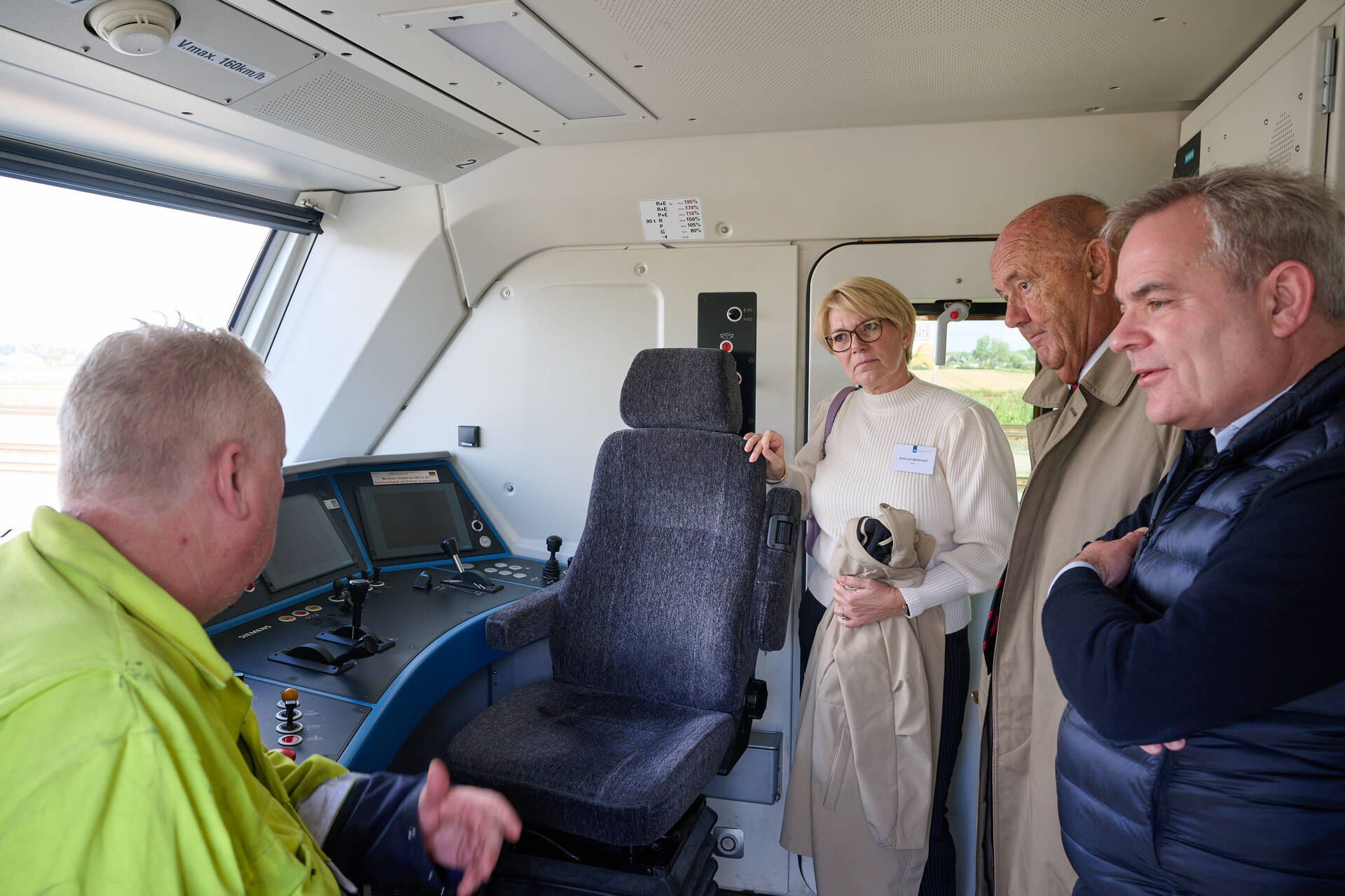 Leden van de commissie Buitenlandse Zaken, Defensie en Ontwikkelingshulp op bezoek bij het Defensie Ondersteuningscommando