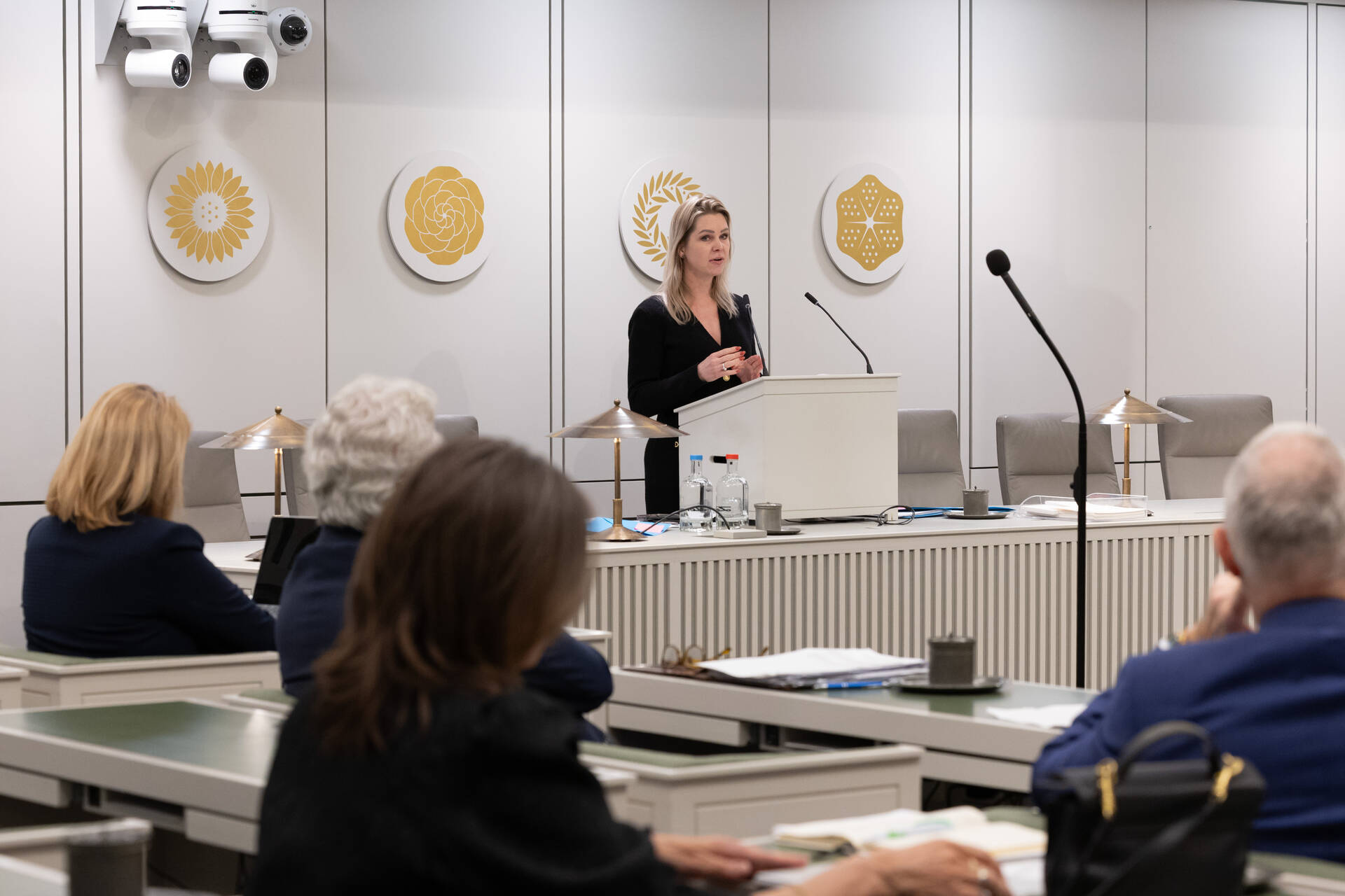 Demissionair minister Wiersma tijdens het debat op 3 februari 2026