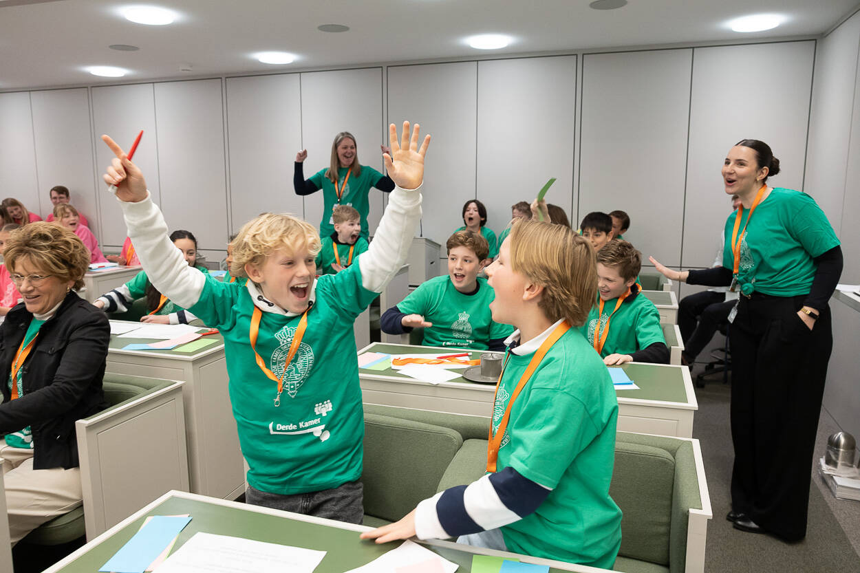 Leerlingen van de groene fractie juichen als zij horen dat zij het debat hebben gewonnen.