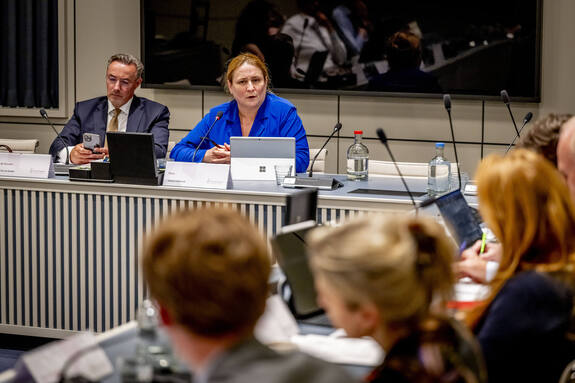 De rapporteurs, Mary Fiers en Cees van de Sanden, tijdens het mondeling overleg over de Europese-omnibusvoorstellen AI en digitalisering