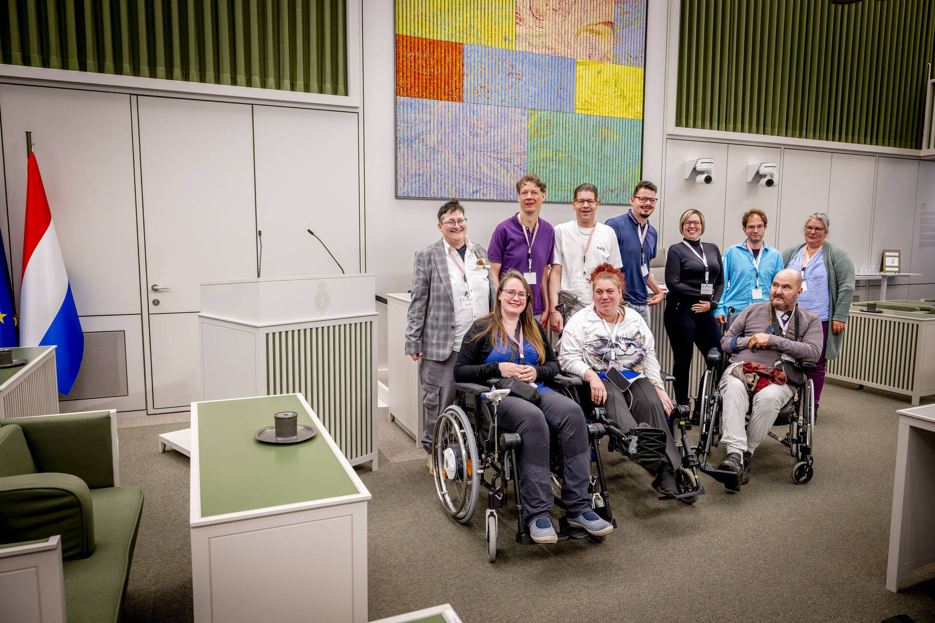 De stagiairs in de plenaire zaal van de Eerste Kamer