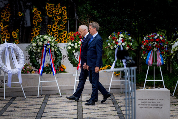 Voorzitters Eerste en Tweede Kamer vlak na de kranslegging bij het Indisch Monument