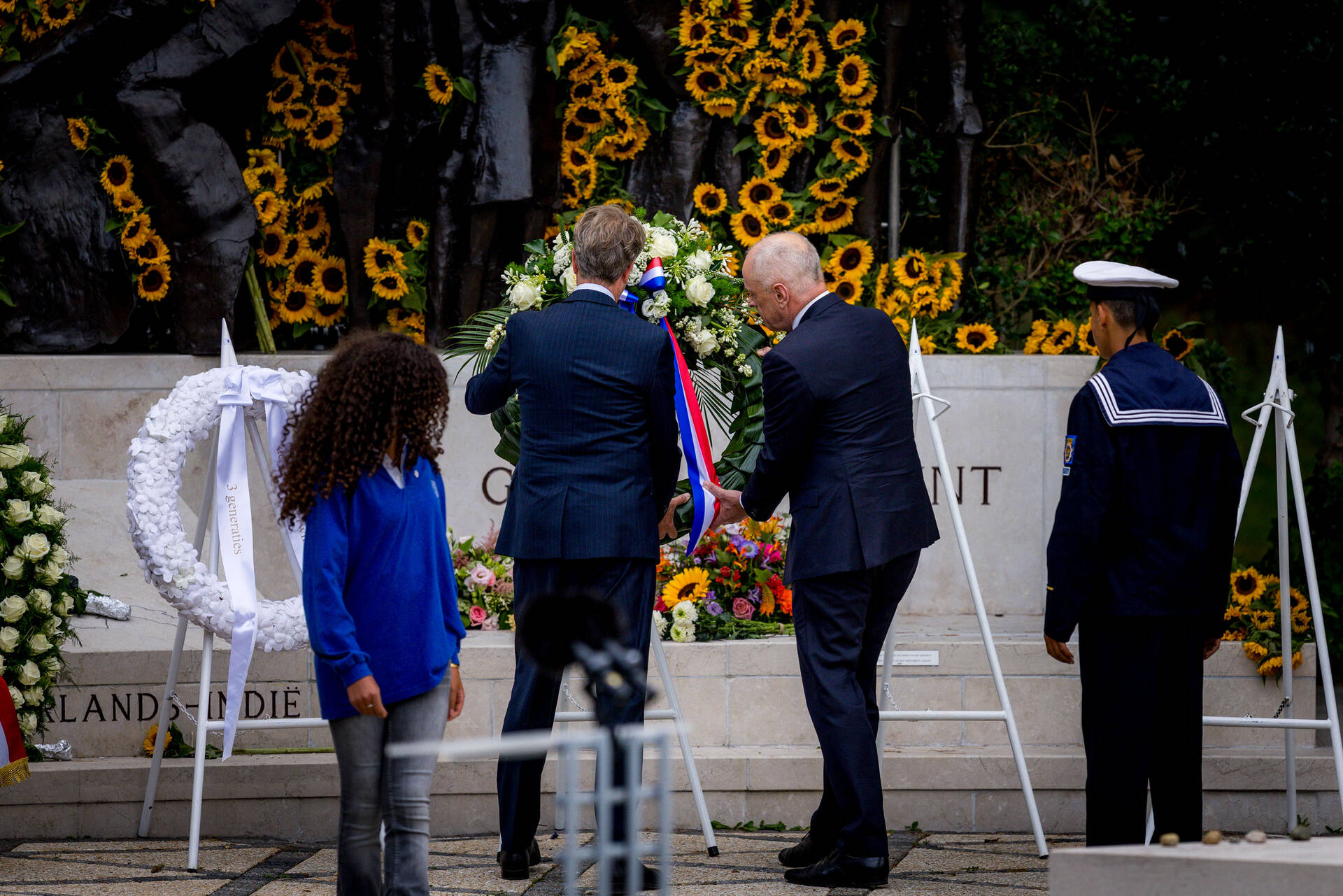 De beide Kamervoorzitters legden een krans bij het Indië-monument in Den Haag op 15 augustus 2025