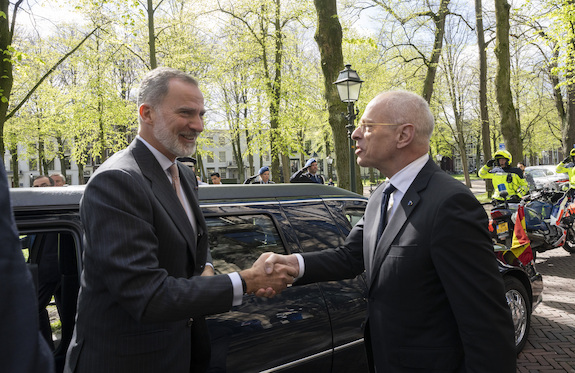 Voorzitter schudt de hand van Koning Felipe van Spanje 